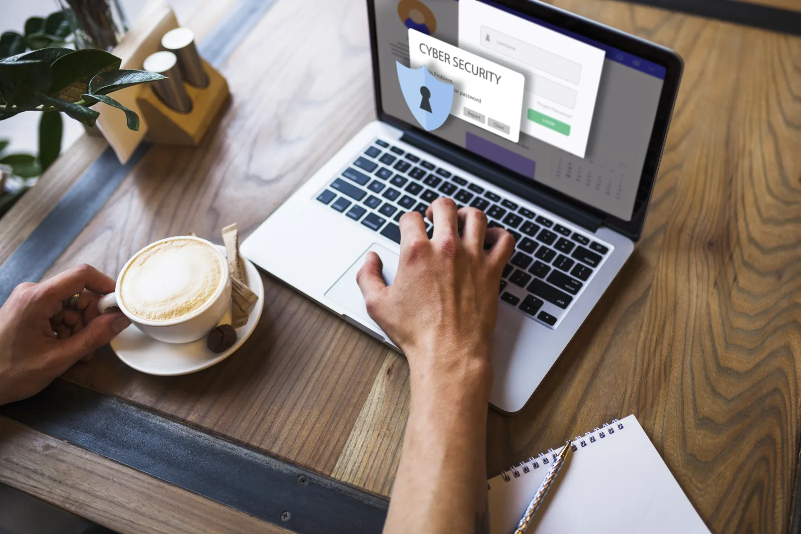 Usuario revisa la seguridad de acceso a una cuenta desde una computadora